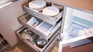 Kühlschrank, Mikrowelle, Herdplatte, Geschirrspüler