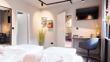 1 Schlafzimmer, Zimmersafe, Schreibtisch, Bügeleisen/Bügelbrett