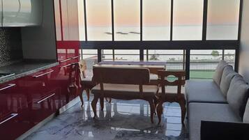 Apartemen Kota, 2 kamar tidur, balkon, pemandangan laut terbatas | Dapur pribadi | Oven, kompor, dan peralatan masak/sendok-piring