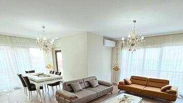 Apartemen Kota, 2 kamar tidur, balkon, pemandangan laut terbatas | 2 kamar tidur, tirai kedap cahaya, dan setrika/meja setrika