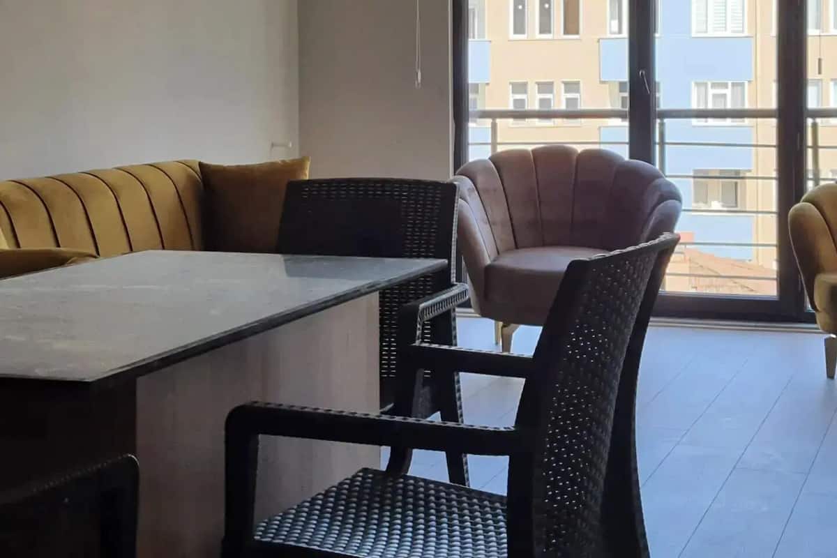 Appartamento City, 1 camera da letto, balcone, vista città | Area soggiorno | TV