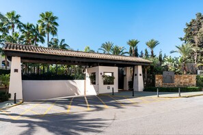 Apartment | 3 bedrooms - Stylish Apartment With Pool in Marbella - Ref M51 (Marbella)