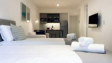 1 habitación, caja de seguridad en la habitación y escritorio