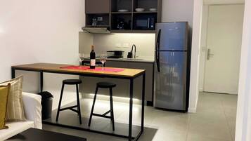 Fridge, microwave, oven, coffee/tea maker