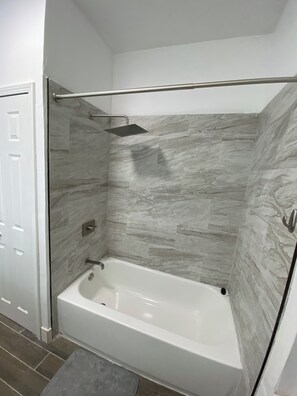 Håndklær, såpe, sjampo og toalettpapir