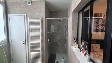 Douche, sèche-cheveux, serviettes fournies, savon