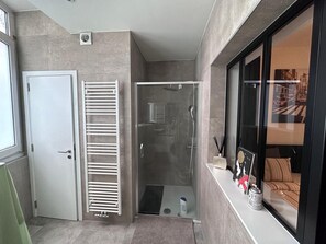 Douche, sèche-cheveux, serviettes fournies, savon