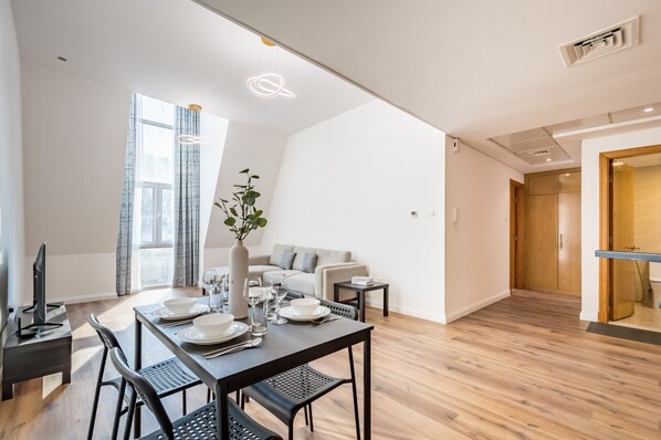 Interior - Urban Getaway 1BR at MOG 207, Al Furjan by Deluxe Holiday Homes (Dubai)