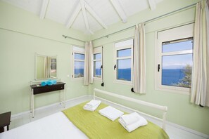 3 slaapkamers, een strijkplank/strijkijzer, wifi, beddengoed