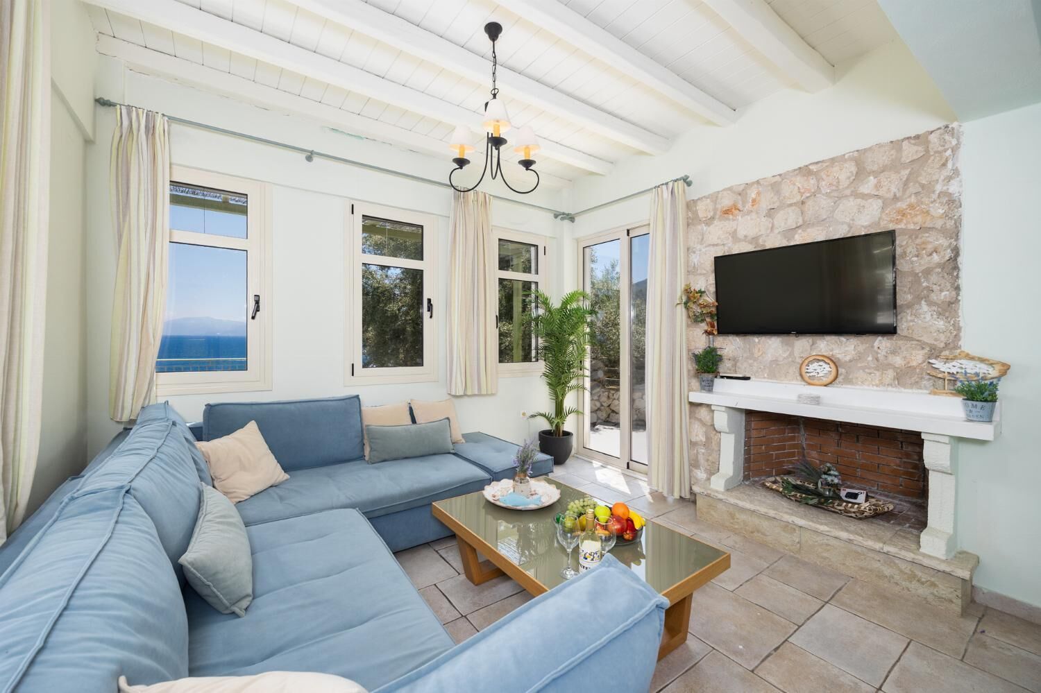 TV, fireplace