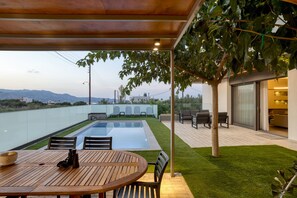 Outdoor dining - Villa Crystal Sun with Heated Pool, by Estia (Giofirakia)