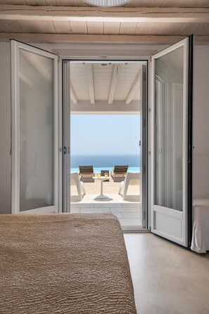 Villa, Smoking | 5 bedrooms, desk