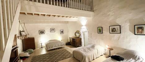 5 Schlafzimmer, Schreibtisch, Bügeleisen/Bügelbrett, WLAN