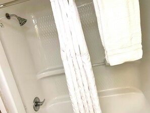 Haartrockner, Handtücher, Seife, Toilettenpapier