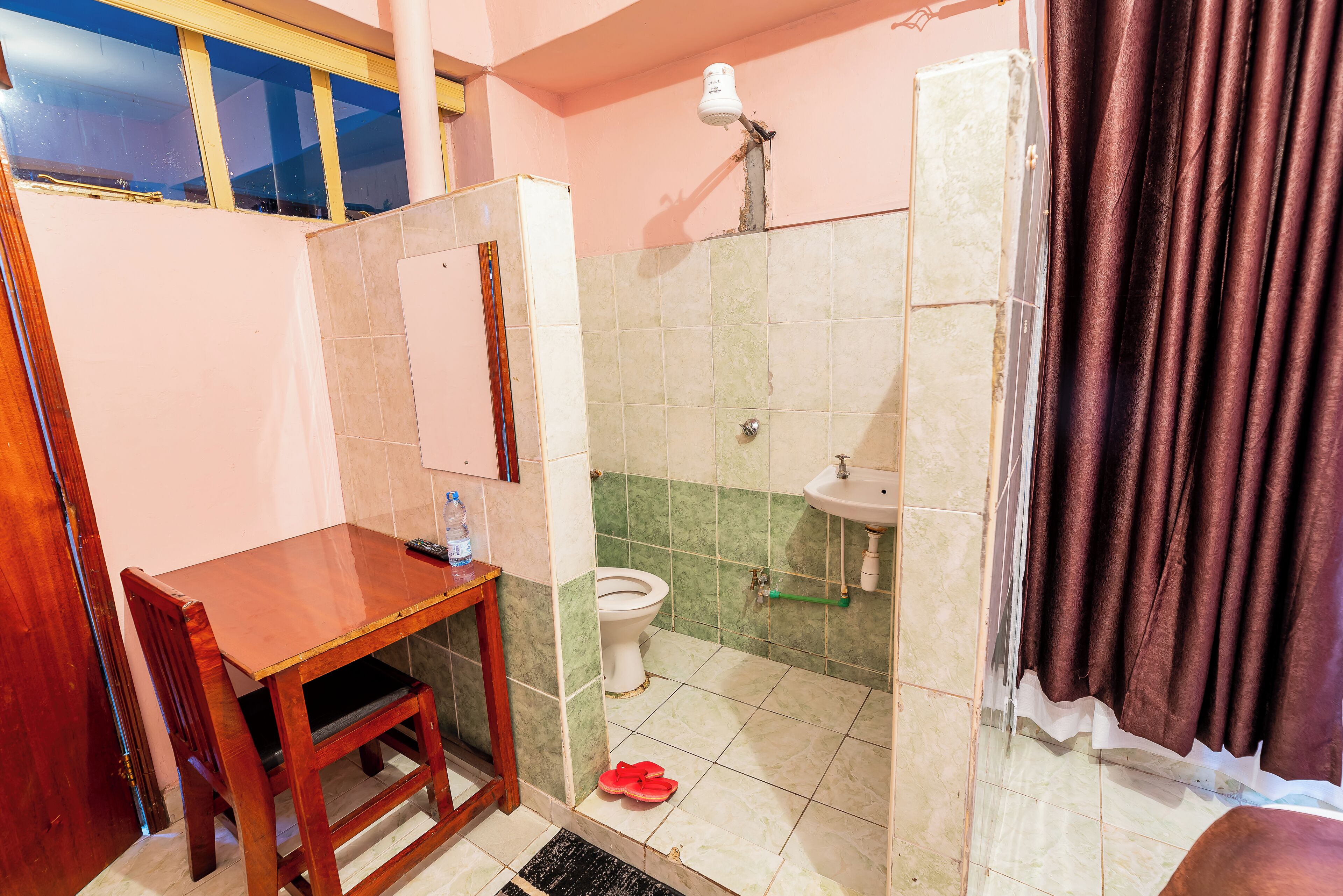 Standaard tweepersoonskamer | Badkamer | Een douche, gratis toiletartikelen, handdoeken, zeep