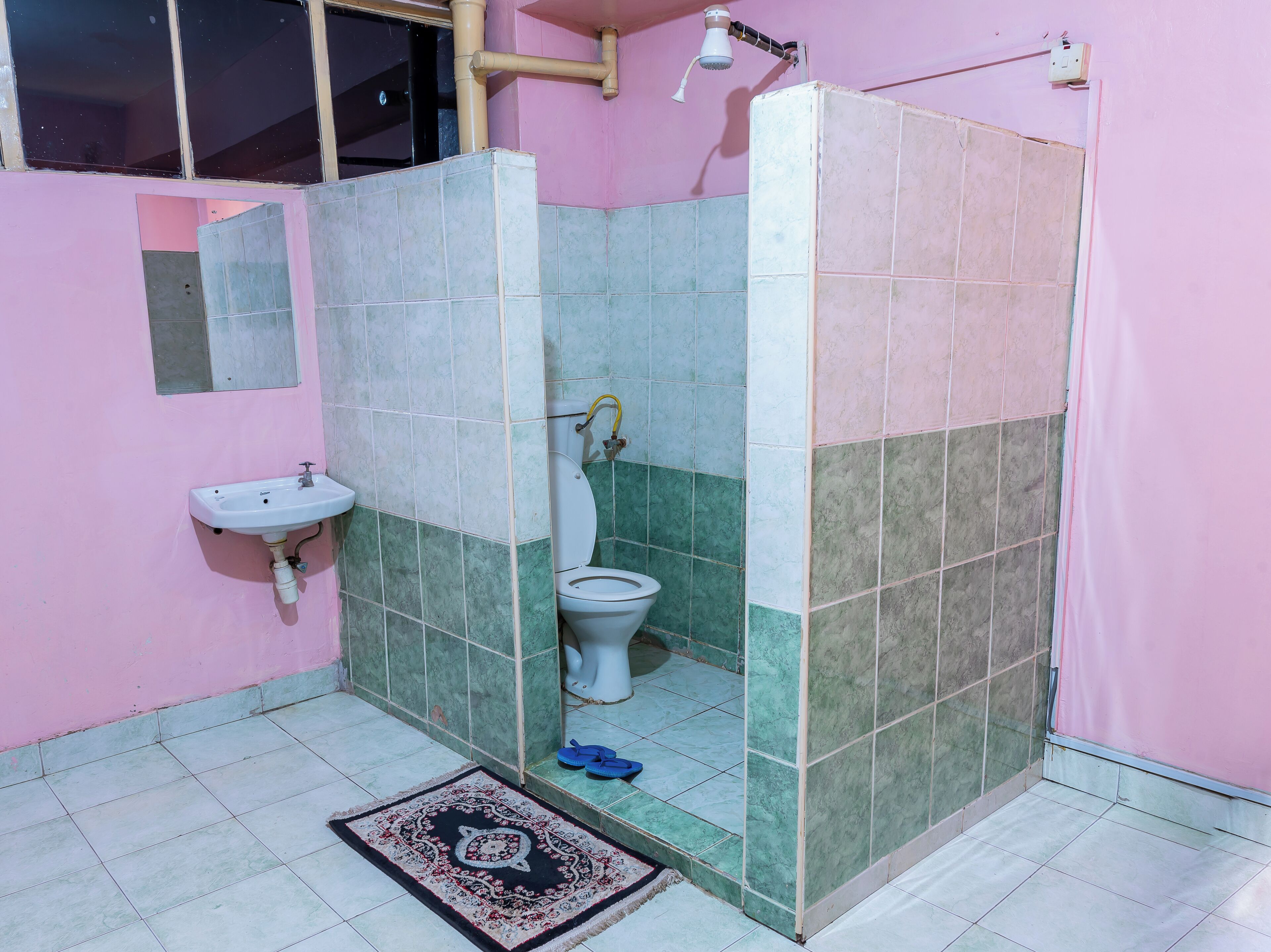Ducha, artículos de tocador gratuitos, toallas, jabón