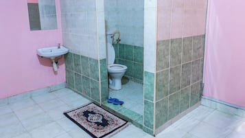 Ducha, artículos de tocador gratuitos, toallas, jabón