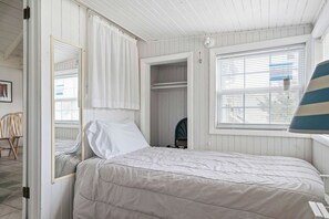 2 bedrooms, iron/ironing board, WiFi