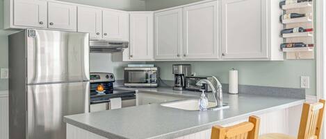 雪櫃、微波爐、焗爐、爐具