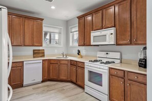 Geladeira, micro-ondas, fogão, cooktop