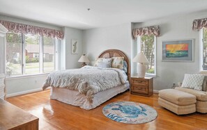 5 bedrooms, iron/ironing board, WiFi, bed sheets