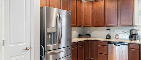 Refrigerador, microondas, horno, placa de cocina