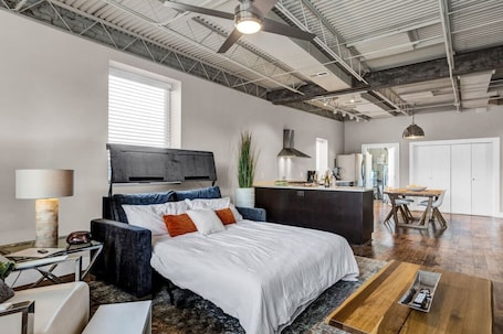 1 camera, una scrivania, ferro/asse da stiro, Wi-Fi gratuito. Central Apt: Xbox S, Walk to Tanger & Coffee Shop + Amenities