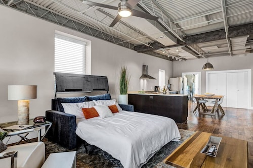 Central Apt: Xbox S, Walk to Tanger & Coffee Shop + Amenities