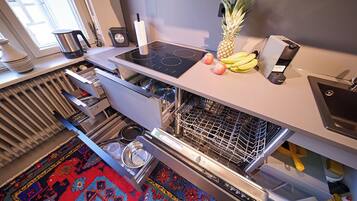 Kühlschrank, Mikrowelle, Ofen, Herdplatte