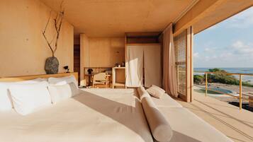 Seprai premium, tempat tidur Select Comfort, minibar, dan brankas