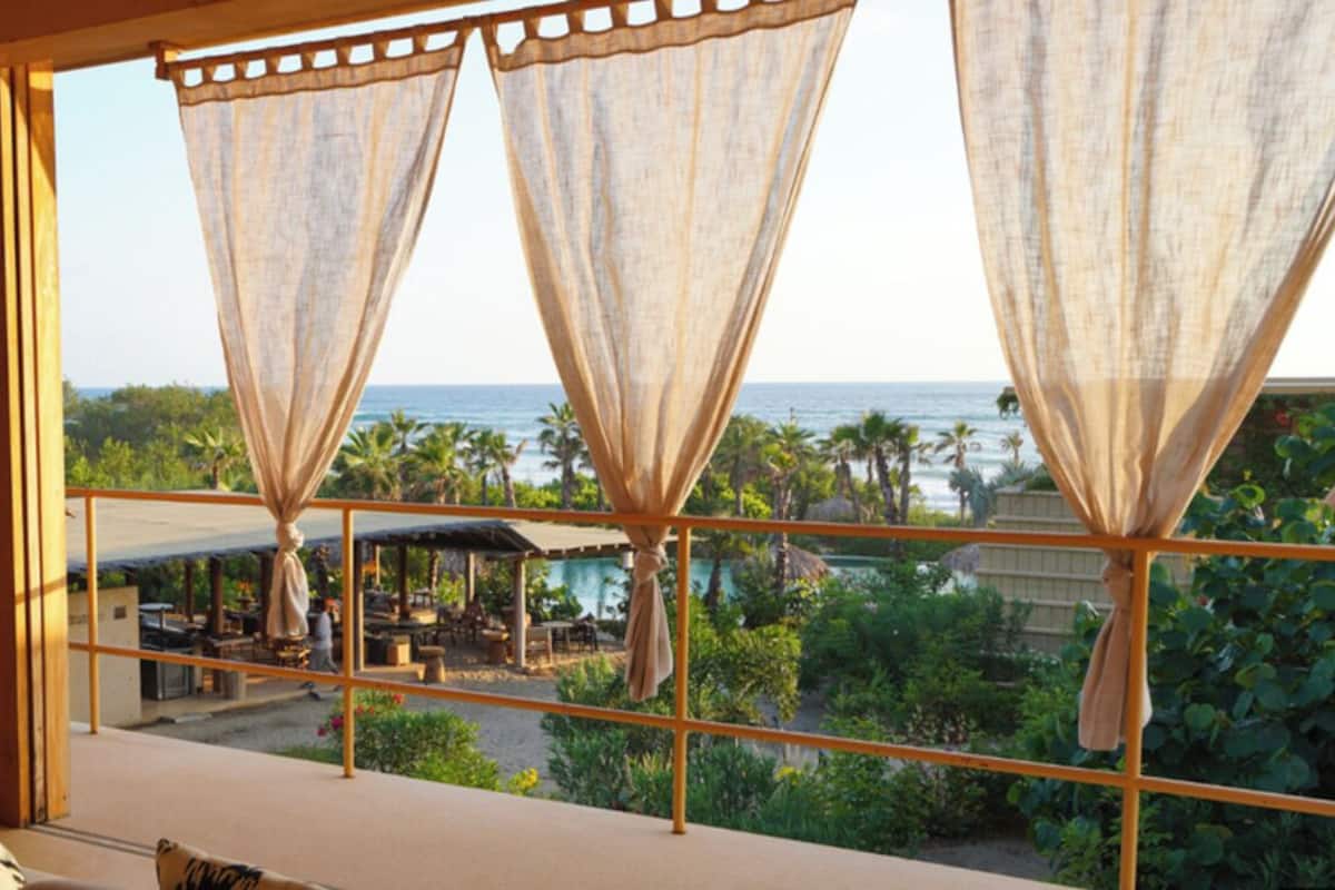 Studiosvit Junior - badkar | Utsikt mot havet/stranden