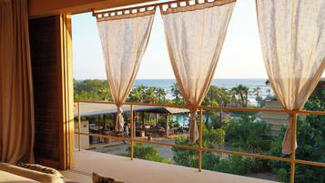 Junior Studio Suite, Bathtub | Beach/ocean view