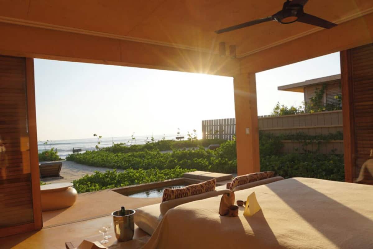 Luxury Στούντιο-Σουίτα, Ιδιωτική Πισίνα, Θέα στη Θάλασσα | Κλινοσκεπάσματα υψηλής ποιότητας, κρεβάτια Select Comfort, μίνι μπαρ