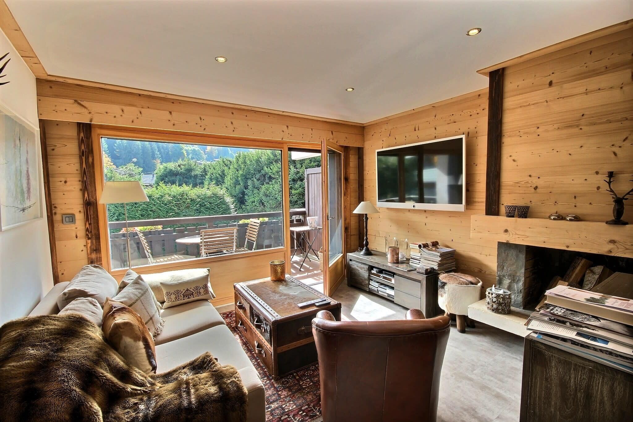 Televisión y chimenea 