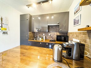 Kylskåp, mikrovågsugn, ugn och diskmaskin
