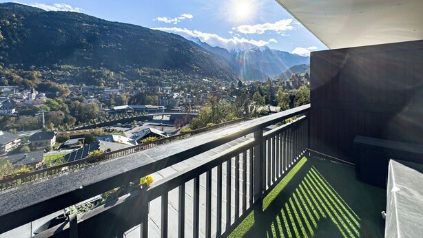 A balcony with a view of a town and mountains. - Apartment with mountain view in Saint-Gervais (Saint-Gervais-les-Bains)