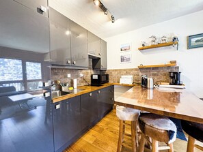 Een koelkast, een magnetron, een oven, een vaatwasser