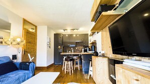 A compact living space with a kitchenette, a sofa, a TV, and a dining area. - Apartment with mountain view in Saint-Gervais (Saint-Gervais-les-Bains)