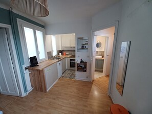 Réfrigérateur, micro-ondes, four