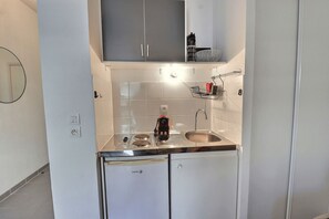 Kylskåp, mikrovågsugn och kaffe- och tebryggare