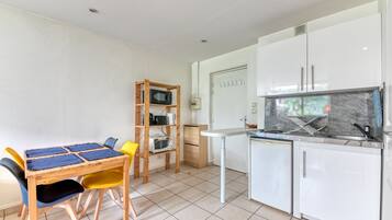 Fridge, microwave, oven, coffee/tea maker