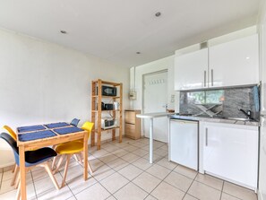 Kjøleskap, mikrobølgeovn, ovn og kaffetrakter/tekoker