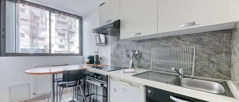 Micro-ondes, four, cafetière/bouilloire