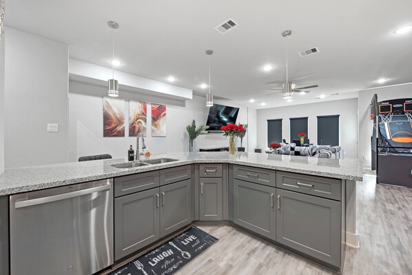 Interior - Modern Luxe 2024 Townhome w/ Indoor Hoops, Huge TVs & Near Downtown Fun (Houston)