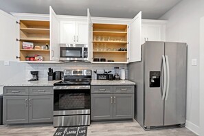 Private kitchen - Modern Luxe 2024 Townhome w/ Indoor Hoops, Huge TVs & Near Downtown Fun (Houston)