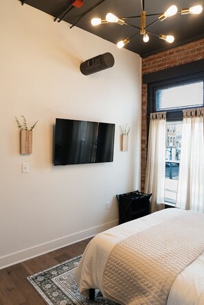 1 bedroom, in-room safe, desk, iron/ironing board - Charming Downtown Troy Stylish Loft • Superhost (Troy)