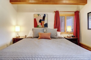 3 bedrooms, desk, iron/ironing board, free WiFi - PG305 Beautiful Copper Getaway! (Frisco)