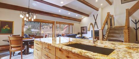 المنشأة من الداخل