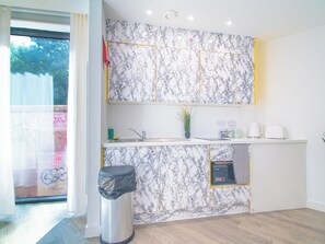 Apartment | Eigene Küche | Kühlschrank, Mikrowelle, Ofen, Herdplatte