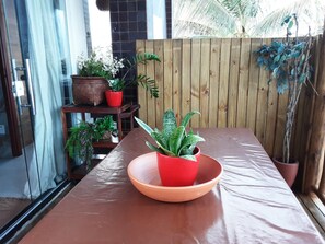 Outdoor dining - Brisa Mar Chalet on the Sand in Barra do Jacuípe with private pool (Monte Gordo)